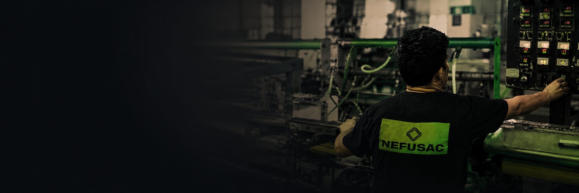 Operario NEFUSAC en la planta de producción