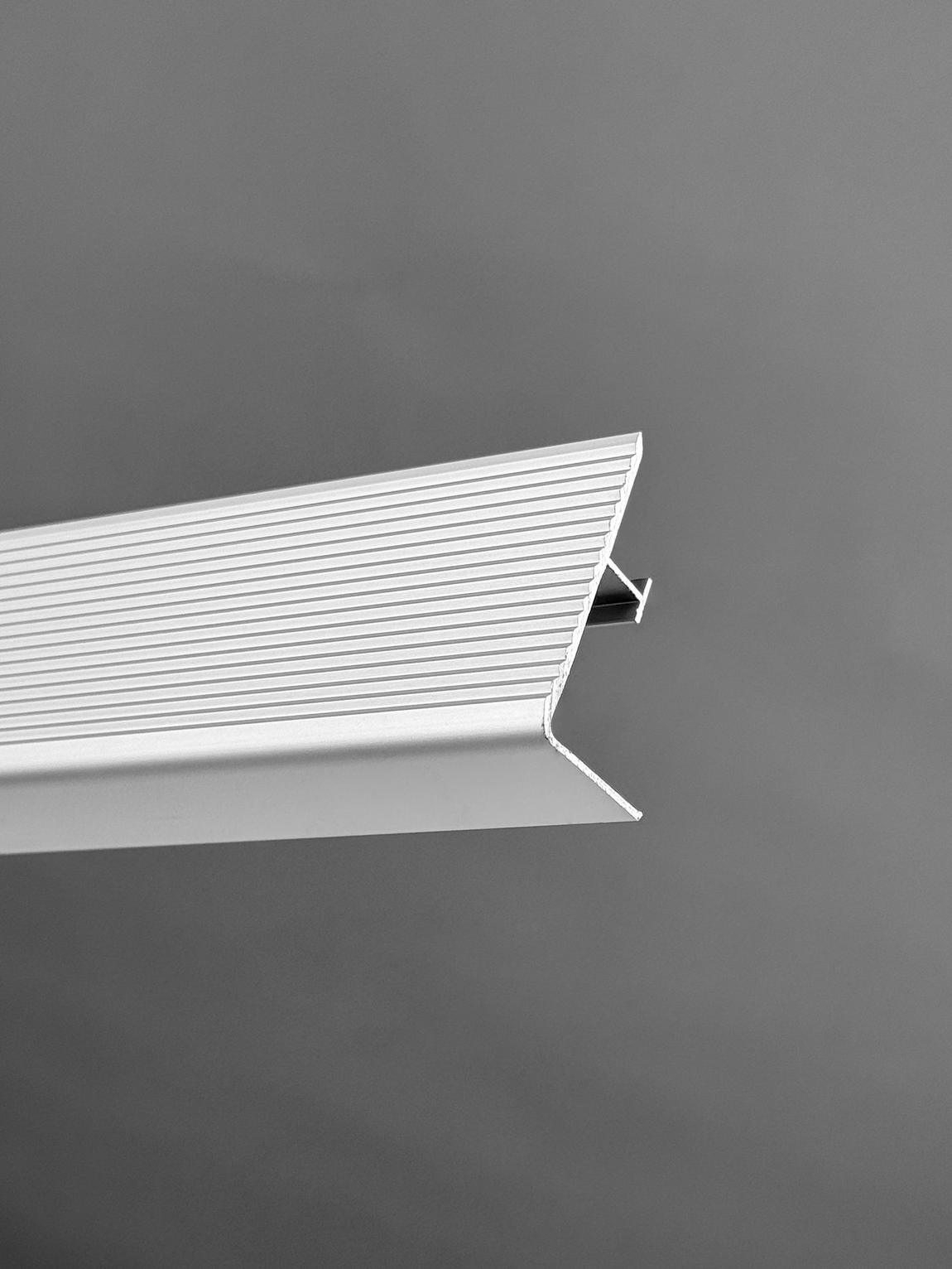 Cantonera de aluminio con anclaje
