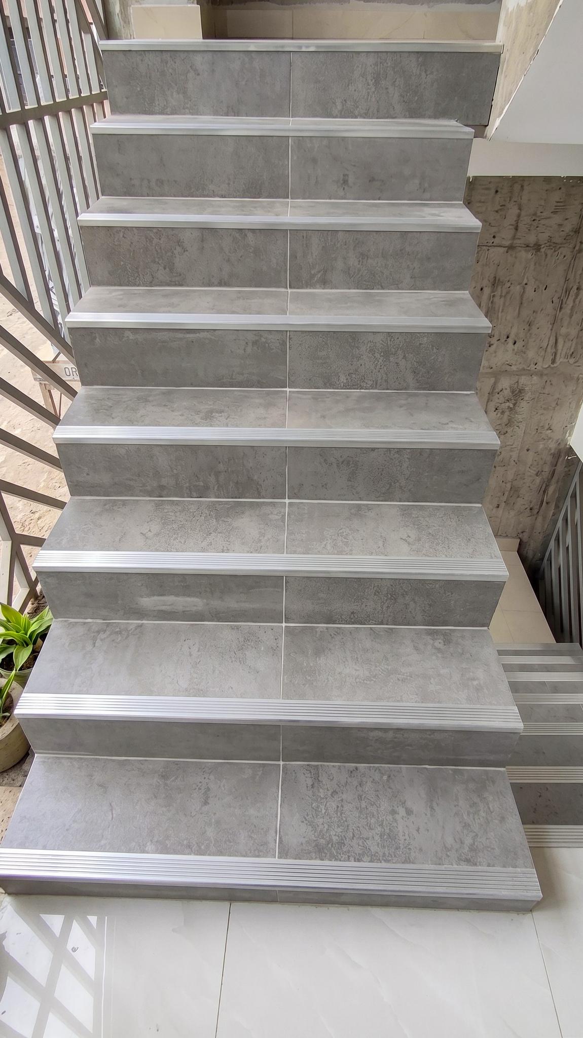 Cantonera de aluminio con anclaje — imagen 4