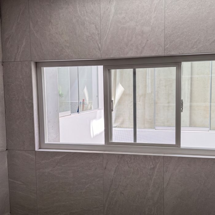 Detalle — Ventanas de PVC en edificio multifamiliar