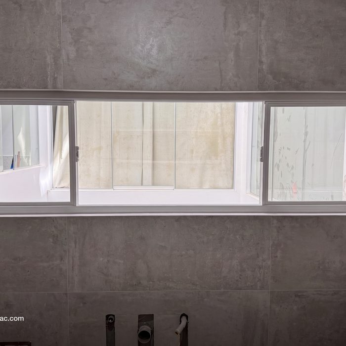 Detalle — Ventanas de PVC en edificio multifamiliar